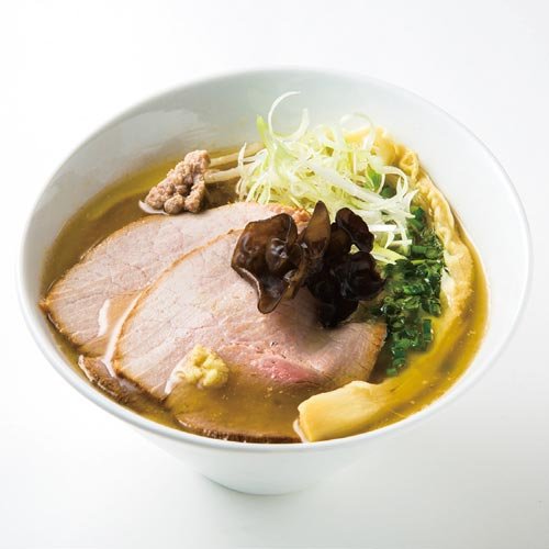上品な鶏清湯スープに特製タレ・特注麺が絡む一杯