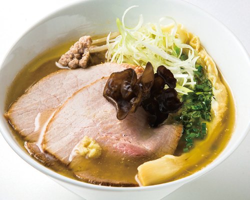 上品な鶏清湯スープに特製タレ・特注麺が絡む一杯