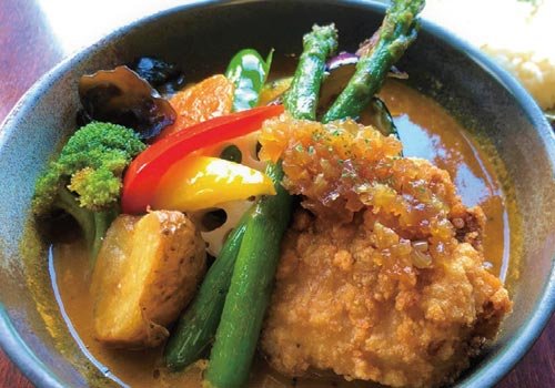 人気のザンギにたっぷりソースと季節野菜
