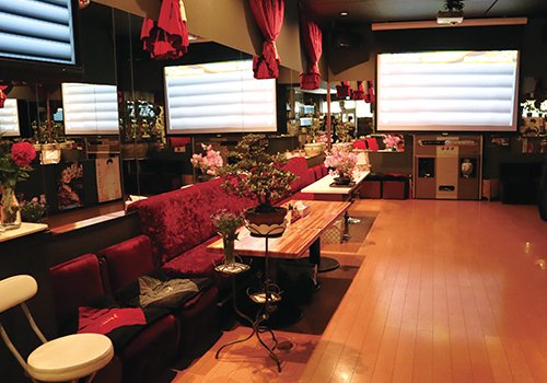 圧巻の100インチ画面 シニア世代に人気のお店
