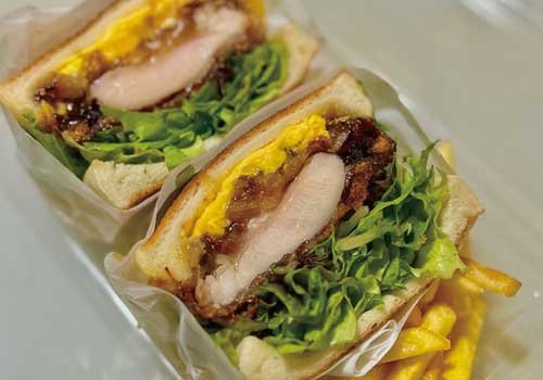 肉厚なチキンサンドでがっつりとお肉を！