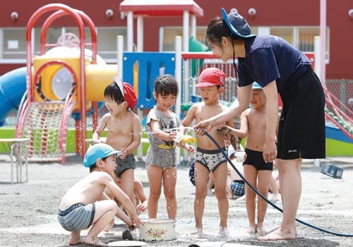 自由に遊び込める時間と、クラスにおける集団保育の時間を充実させて、子どもたちも多様な体験ができます