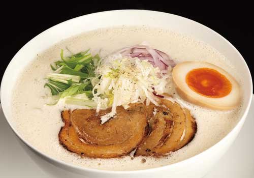 特製油をブレンダーで乳化させた絶品鶏白湯ラーメン