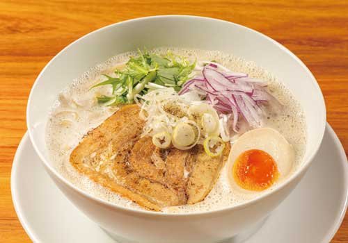 特製油をブレンダーで乳化させた絶品鶏白湯ラーメン