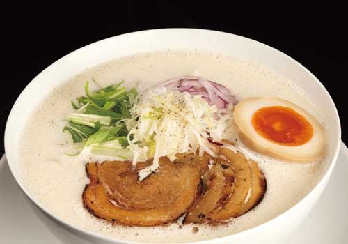 特製油をブレンダーで乳化させた絶品鶏白湯ラーメン