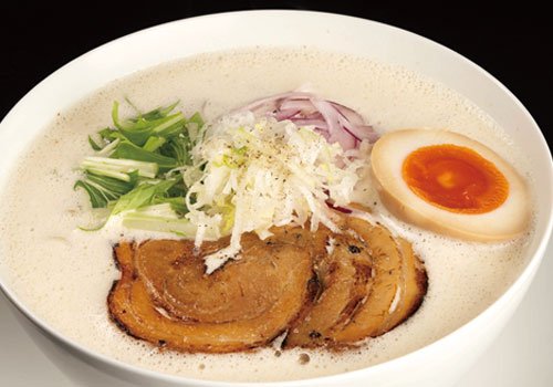 特製油をブレンダーで乳化させた絶品鶏白湯ラーメン