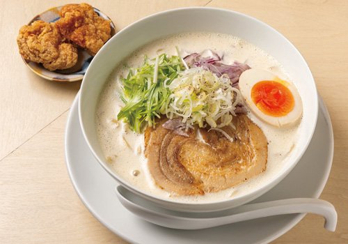 白く泡立つ濃厚スープ うま味あふれる絶品鶏白湯