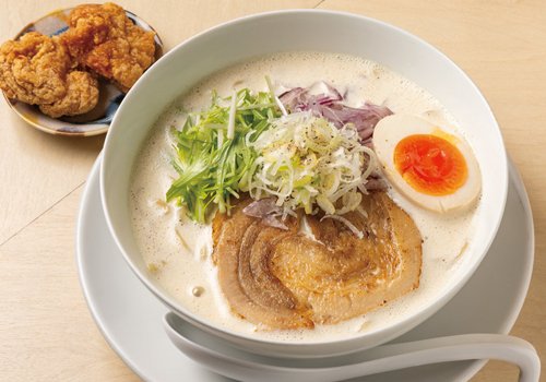 白く泡立つ濃厚スープ うま味あふれる絶品鶏白湯