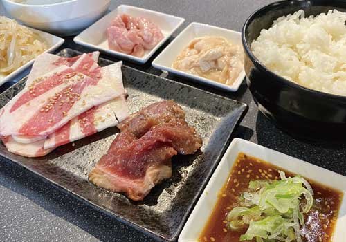 自慢の焼肉ランチの他、 手軽なメニューも取りそろえ