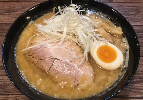 じっくり炊き上げた豚骨100%の白濁スープが魅力