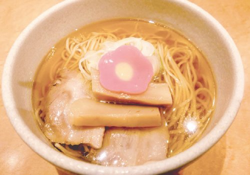 琥珀色に輝くスープが五臓六腑に染み渡る！！