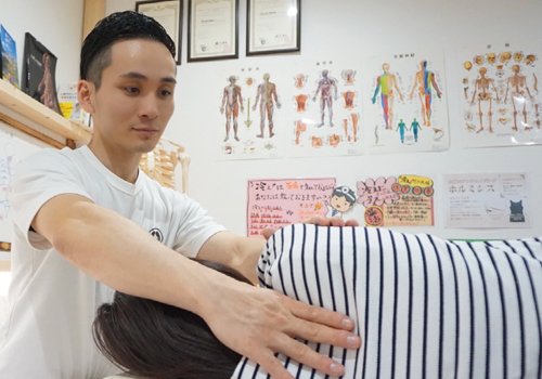 骨格の歪み、筋肉のコリ、睡眠など慢性的な悩みを抱えている方　外側と内側から、カラダとココロを整える