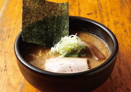 自家製背脂のコクとエッジの効いた スープが相性抜群！