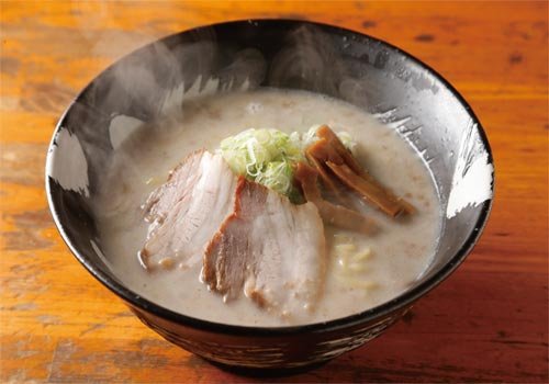 自家製背脂のコクとエッジの効いたスープが相性抜群！