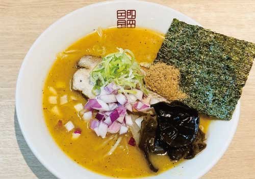 海苔・きくらげ・紫玉葱を加えて王道味噌ラーメンがさらなる進化！