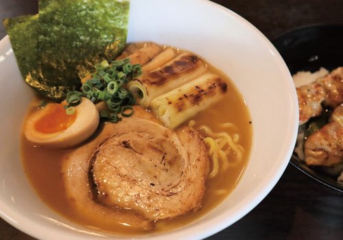 スープにも備長炭を使用 まろやかな味わいのスープが特徴です