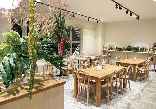 本や雑貨を楽しみながら温かい珈琲や軽食でほっと一息・・・おしゃれな本屋に併設のゆったりとした時を過ごせる喫茶スペース