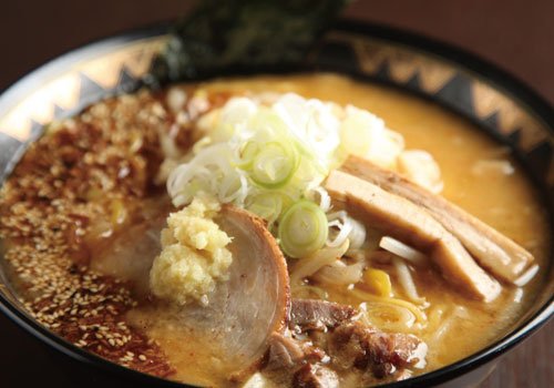 豚骨ベースのスープに白味噌と白麹味噌をブレンド