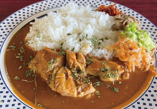 レギュラーメニュー3種の他に季節の食材を使った日替わりのカレーも