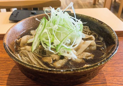 たっぷりの北海道産豚肉と挽きたて蕎麦の繊細な香りを楽しんで