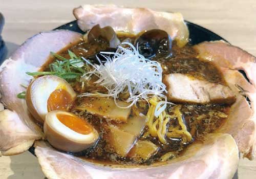 なんとチャーシューが4枚まで無料！スパイスの香りとうま味が刺激的な一杯