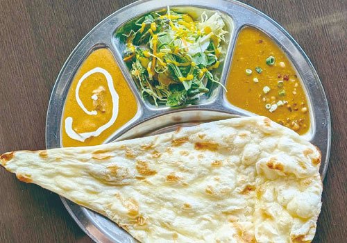 赤い外観が目を引く北21条の本格ネパールカレー。セットのナンorライスはおかわり可！クーポン利用で20％OFF