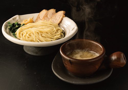 鶏白湯つけ麺がイチオシ 柔らかジューシーなから揚げも絶品！