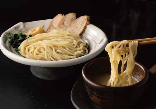 鶏白湯つけ麺がイチオシ 柔らかジューシーなから揚げも絶品！