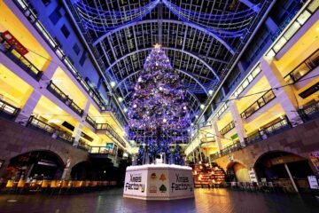 高さ約15mのツリーが冬の札幌を彩る「サッポロ クリスマスファクトリー ジャンボクリスマスツリー点灯式2026」開催 [JP01【公式サイト】]