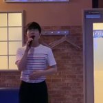 お気付きだろうか…  画面右 扉の外に見える 額縁の中のポスターに 「PIROS」 と書かれていることに…  【replay】  ピロスで歌... [カラオケピロス【Twitter】]