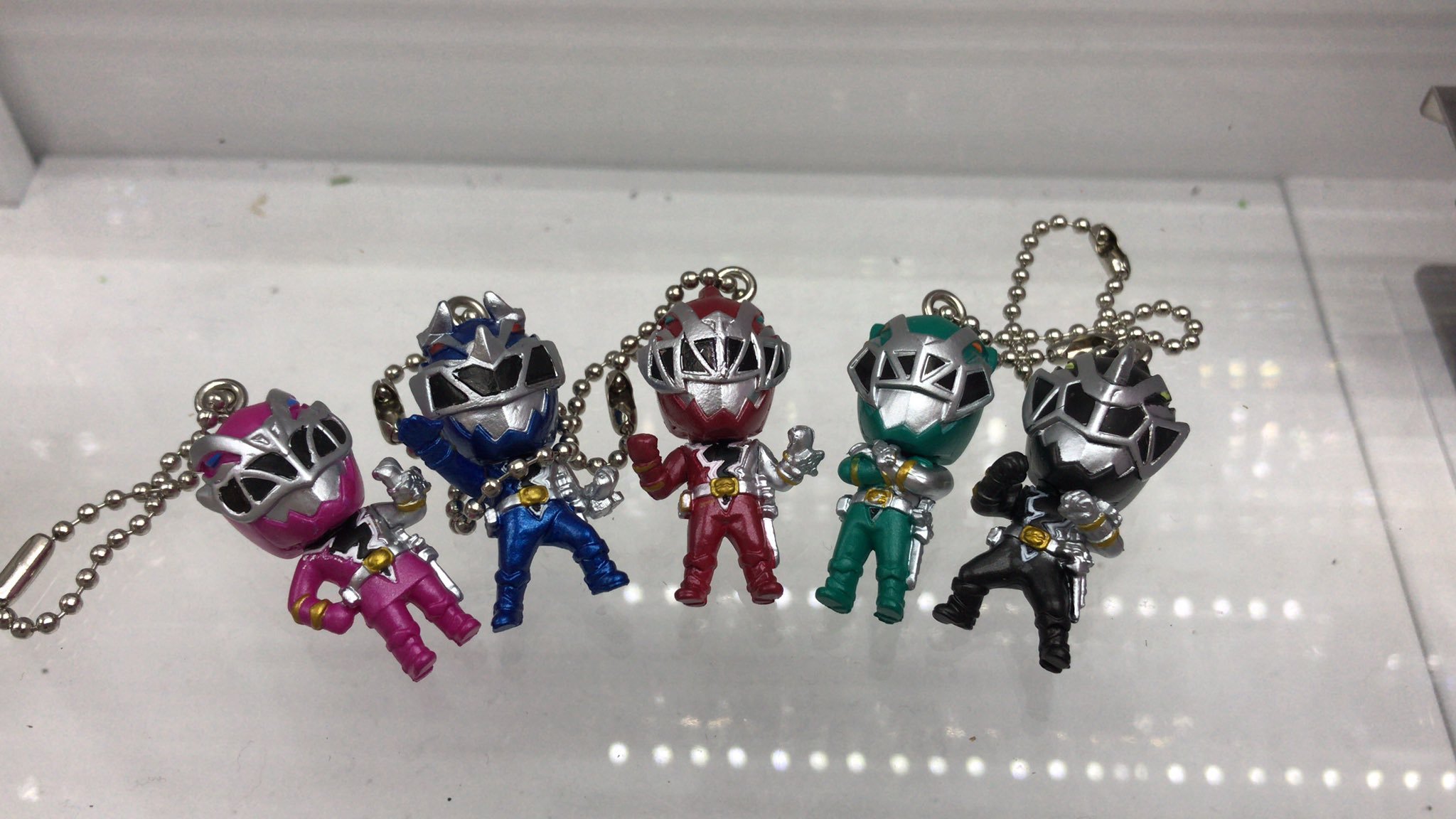 リュウソウジャーのキーホルダーが入荷しました。5人全員揃えれなくても、最初の3人や、兄弟2人で組み合わせるのもありですよ！  #リュウソウジ... [ワンダーシティ札幌 プラボ札幌西町店【Twitter】]