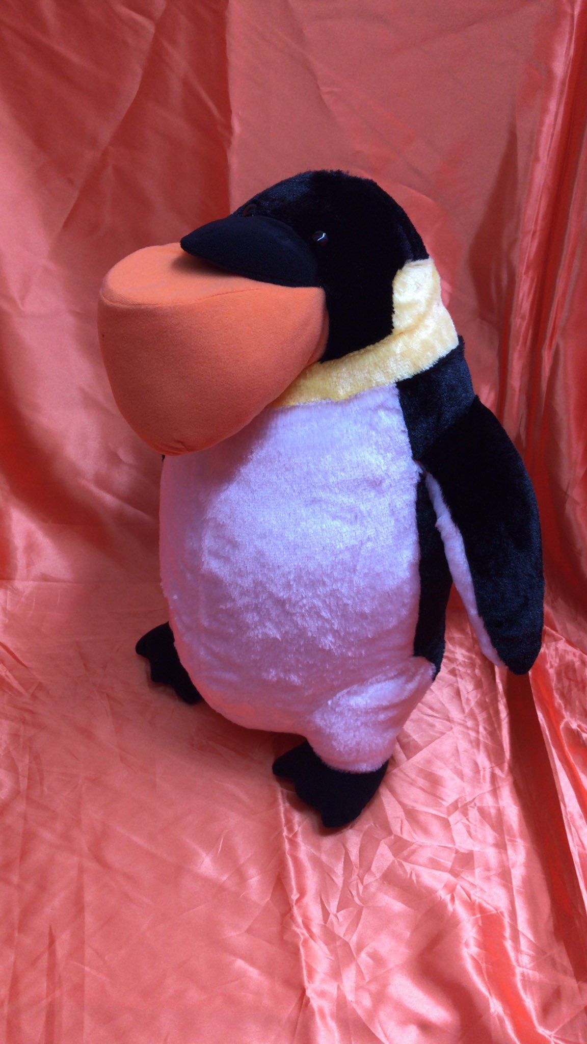縦長のぬいぐるみなのに立てても倒れないのが嬉しいですね。それにしても、顎じゃなくて嘴がシャクレるんですね…  #シャクレルプラネット pic... [ワンダーシティ札幌 プラボ札幌西町店【Twitter】]