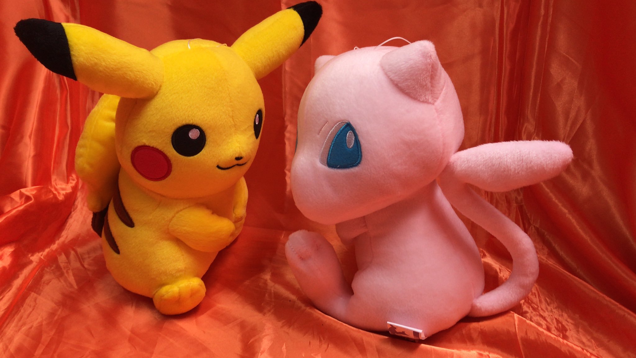 顔が横を向いているタイプなので、ピカチュウとミュウを向かい合わせにして飾るとかわいいですよ#ポケモン  #ピカチュウ  #ミュウ  pic.... [ワンダーシティ札幌 プラボ札幌西町店【Twitter】]