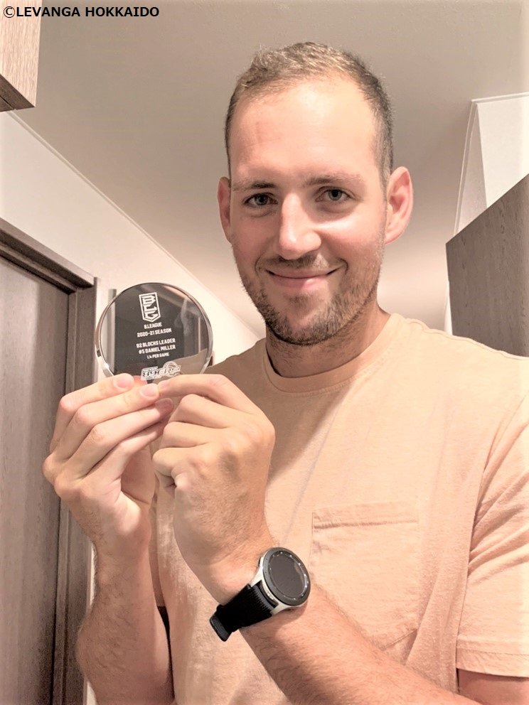 🎊ダニー！B2ブロック王受賞おめでとう👏昨季B2ブロック王受賞のトロフィーがBリーグより、ダニエル・ミラー選手の手元に届きました🏆..... [レバンガ北海道【Twitter】]
