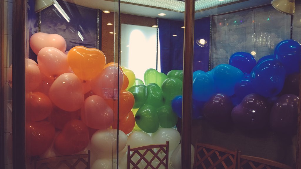 ハート風船100個入れたけど、いっぱいにはならず😲❗あと50個は行けそうだけど･･･ [おもちゃの平野【Twitter】]