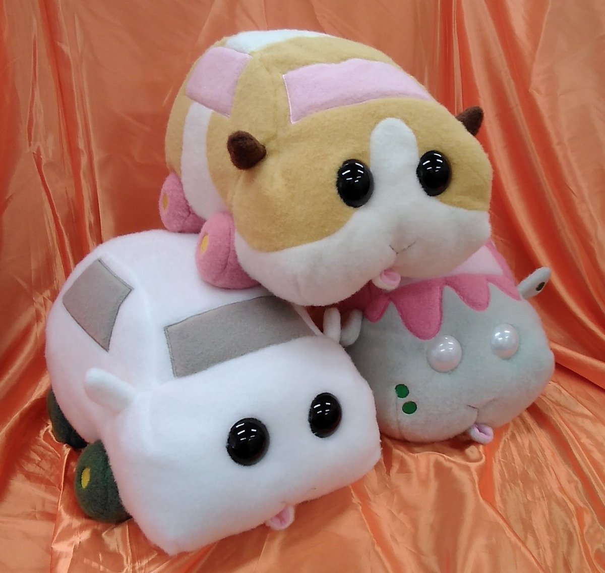 本日よりキャンペーンも開催中のPUI PUI モルカーのBIGぬいぐるみが入荷しました。今回はポテトとシロモ、そしてゾンビシロモです。せ..... [ワンダーシティ札幌 プラボ札幌西町店【Twitter】]