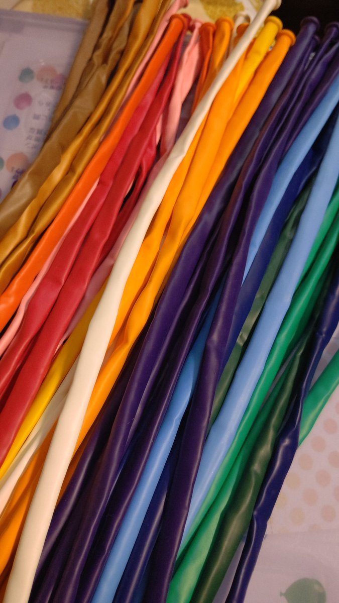 明日と明後日バルーンアートのプレゼントしたいなぁと思ったんですけど、お天気悪そうです。風が強そう😢暗〜いムードだからちょっと... [おもちゃの平野【Twitter】]