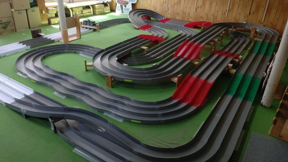 昨日からこのコースでお迎えしております🏎💨色んな方向から📸#ミニ四駆 #常設コース #おもちゃの平野 [おもちゃの平野【Twitter】]