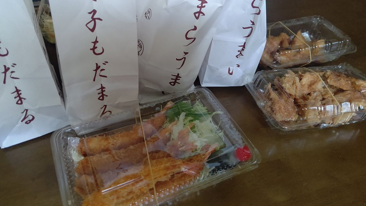 今日の昼はナルトやでテイクアウトした揚げ物三昧！いい匂い！(笑) [おもちゃの平野【Twitter】]