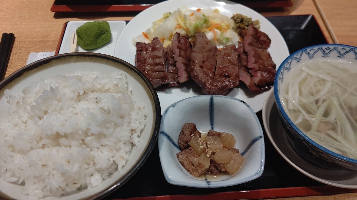 今日のお昼ごはんは牛タンにしてみた、旨そうだ！(笑) [おもちゃの平野【Twitter】]