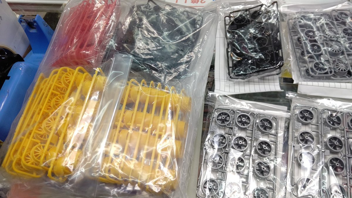 おもちゃの平野にミニ四駆パーツの中経ローハイト用ホイールたくさん入荷しました！3ヶ月分ドカーンと入荷してきました(笑)お待... [おもちゃの平野【Twitter】]
