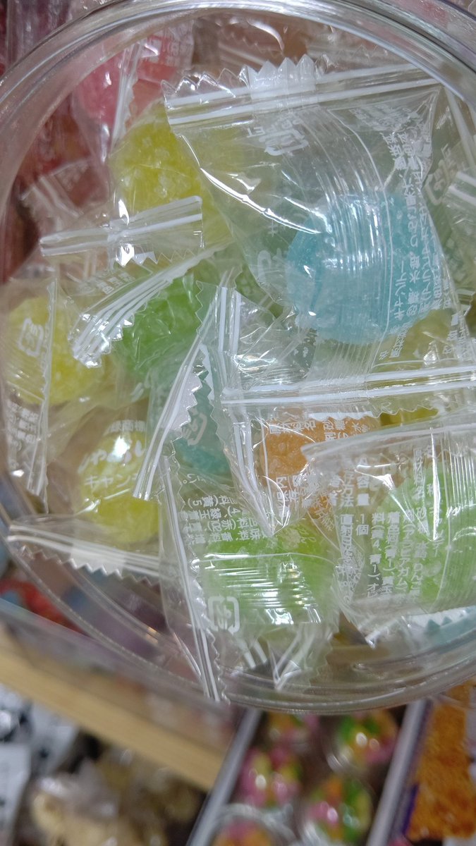 子どもの時のお祭りの思い出･･･こんな感じの飴でいろんな味がたくさんあってバラ売りしてて、いくつか選んで買って、金魚袋に入れて... [おもちゃの平野【Twitter】]