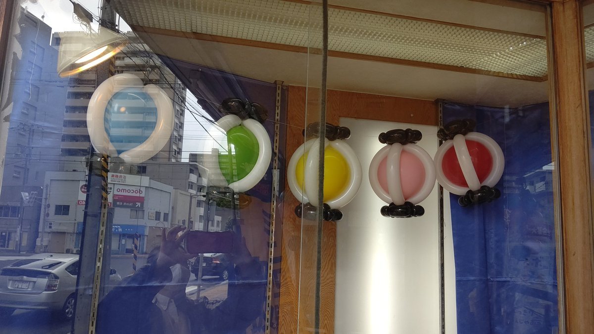 改めましておはようございます☔お祭り気分になりたくてウィンドウの中をお祭りにしていきますよ〜🍻🏮🍧🎆開店で〜す！#バルーンア... [おもちゃの平野【Twitter】]