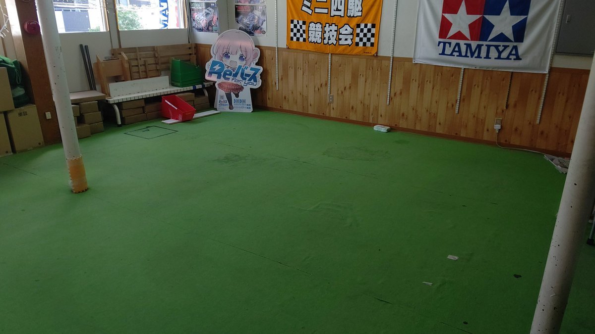 おもちゃの平野ミニ四駆コースレイアウト変更中ストレート多めを目指します！今日も１人悩みながら作るぜ！(笑) [おもちゃの平野【Twitter】]