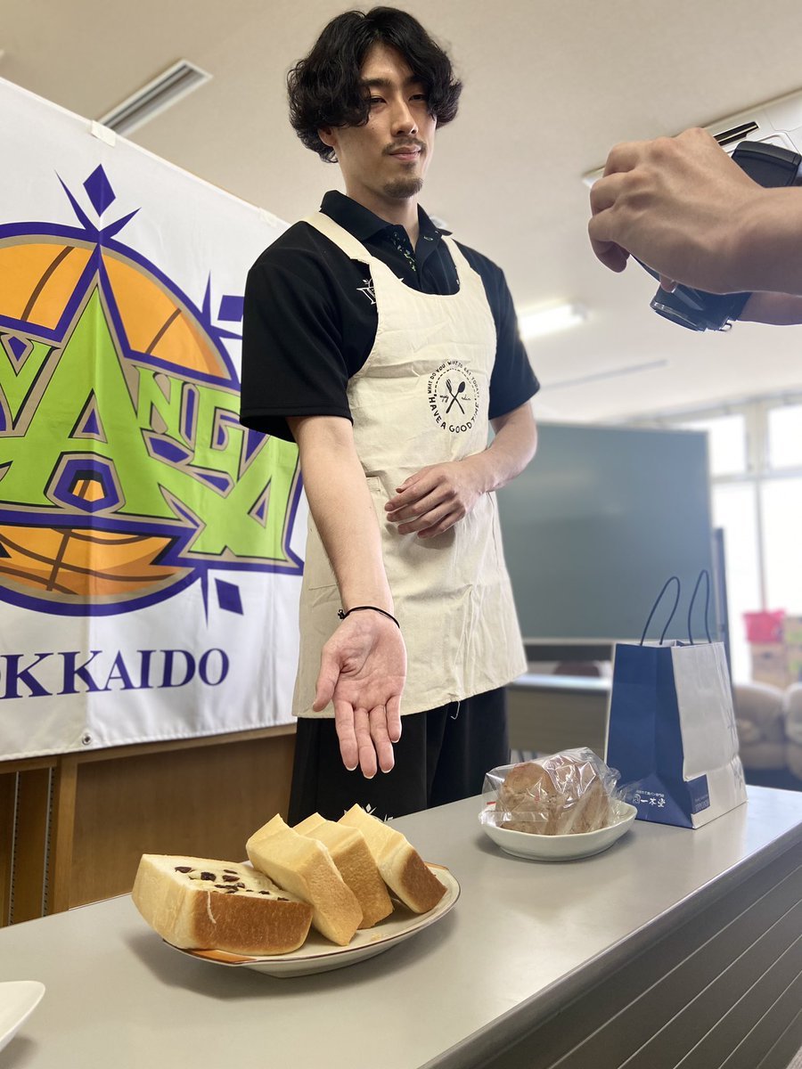 ＼🍞🍔🥩🥢／本日玉木選手はとある撮影を🎬NGが出るたびに上達する成長力に、撮影陣も盛り上がりました！📹企画は近日公開です🙆‍♂... [レバンガ北海道【Twitter】]