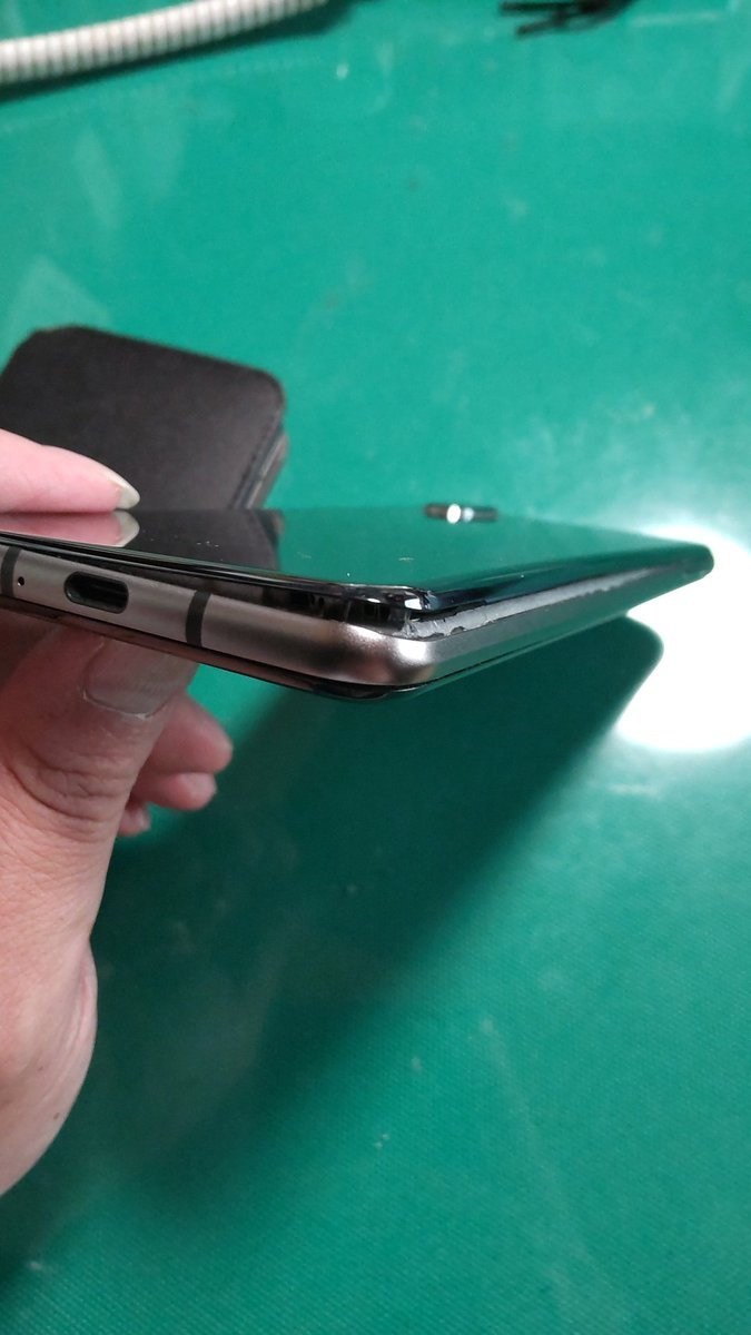 バッテリーが膨らんでパックリ開いちゃってます。駄目よね（笑） [おもちゃの平野【Twitter】]