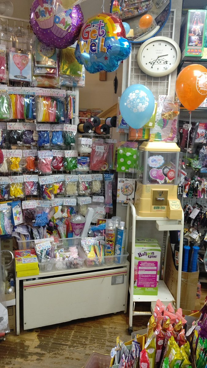 風船コーナー🎈風船ガチャ設置しました🎈🎈プリントゴム風船の他に夏っぽいフィルムバルーンも入ってます🌞🌴🌺✨何が当たるかお楽しみ✨... [おもちゃの平野【Twitter】]