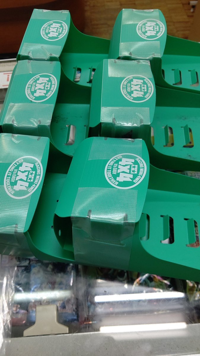 ミニ四駆教室で使うミニ四駆キャッチャーをテープで補強！前回のミニ四駆教室の時はすぐにバラバラになって、ミニ四駆をキャッチ出... [おもちゃの平野【Twitter】]