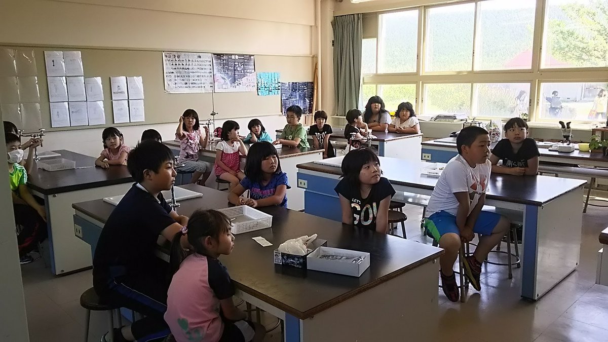 5年前の今日の写真！たぶん初回のミニ四駆教室かなぁ･･･この時は1グループに1台でみんなで分業で作ったんですよ。「やっぱり1人1台... [おもちゃの平野【Twitter】]