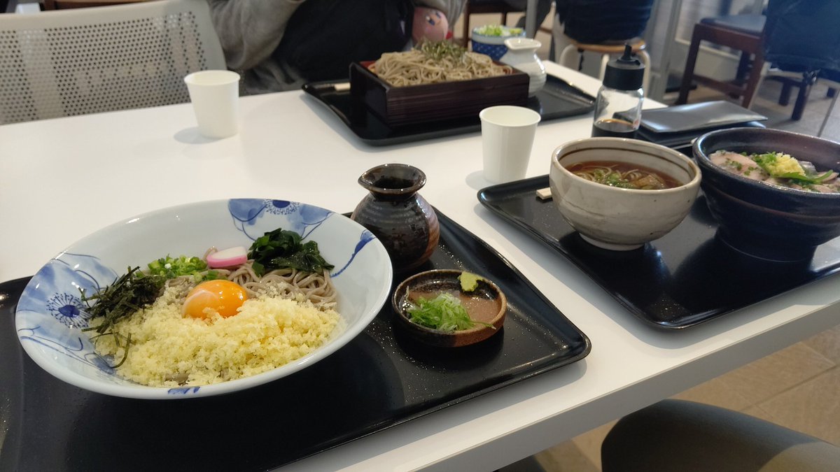 ランチタイムΨ( 'ч' ☆)お店の中冷房きいてて「あったかいお蕎麦にすれば良かったな」って思ったのは内緒☆ [おもちゃの平野【Twitter】]